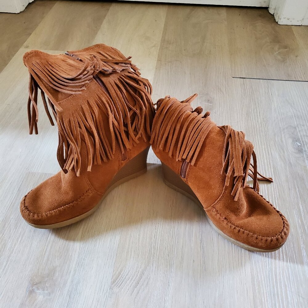 Like New Special Edition Minnetonka Wedge Boot Size 7